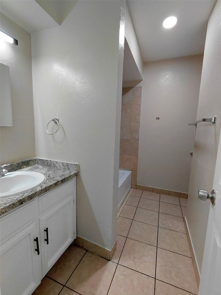 3900 Camelot St #B - Photo 7 of 13