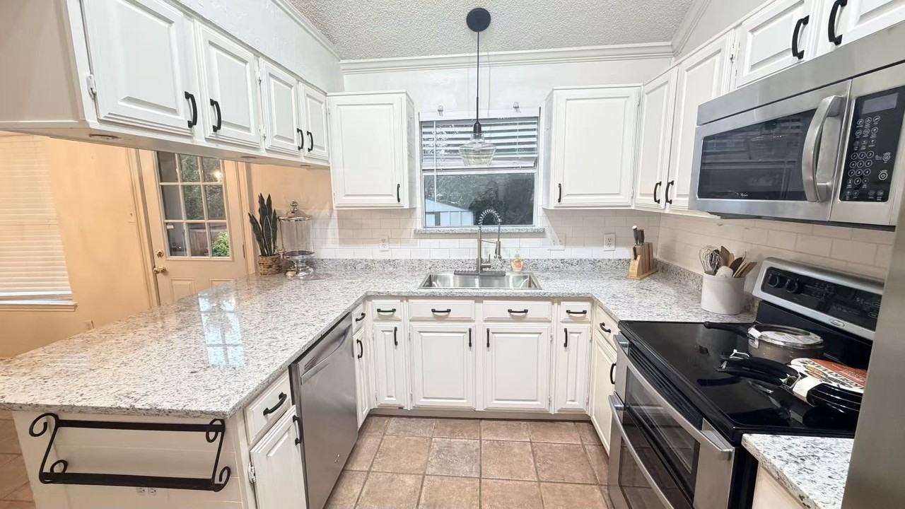 1121 Holly Dr - Photo 3 of 7
