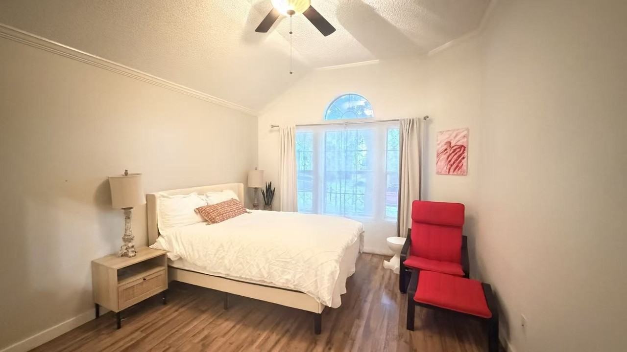 1121 Holly Dr - Photo 4 of 7