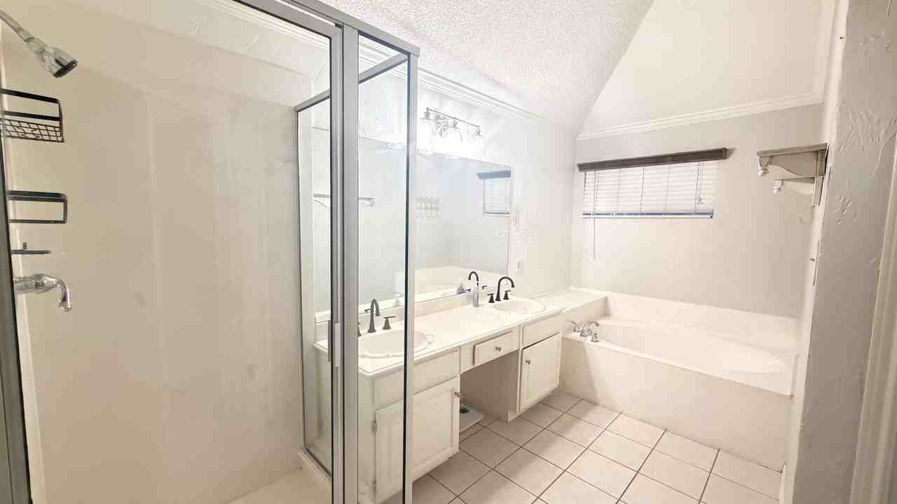 1121 Holly Dr - Photo 5 of 7