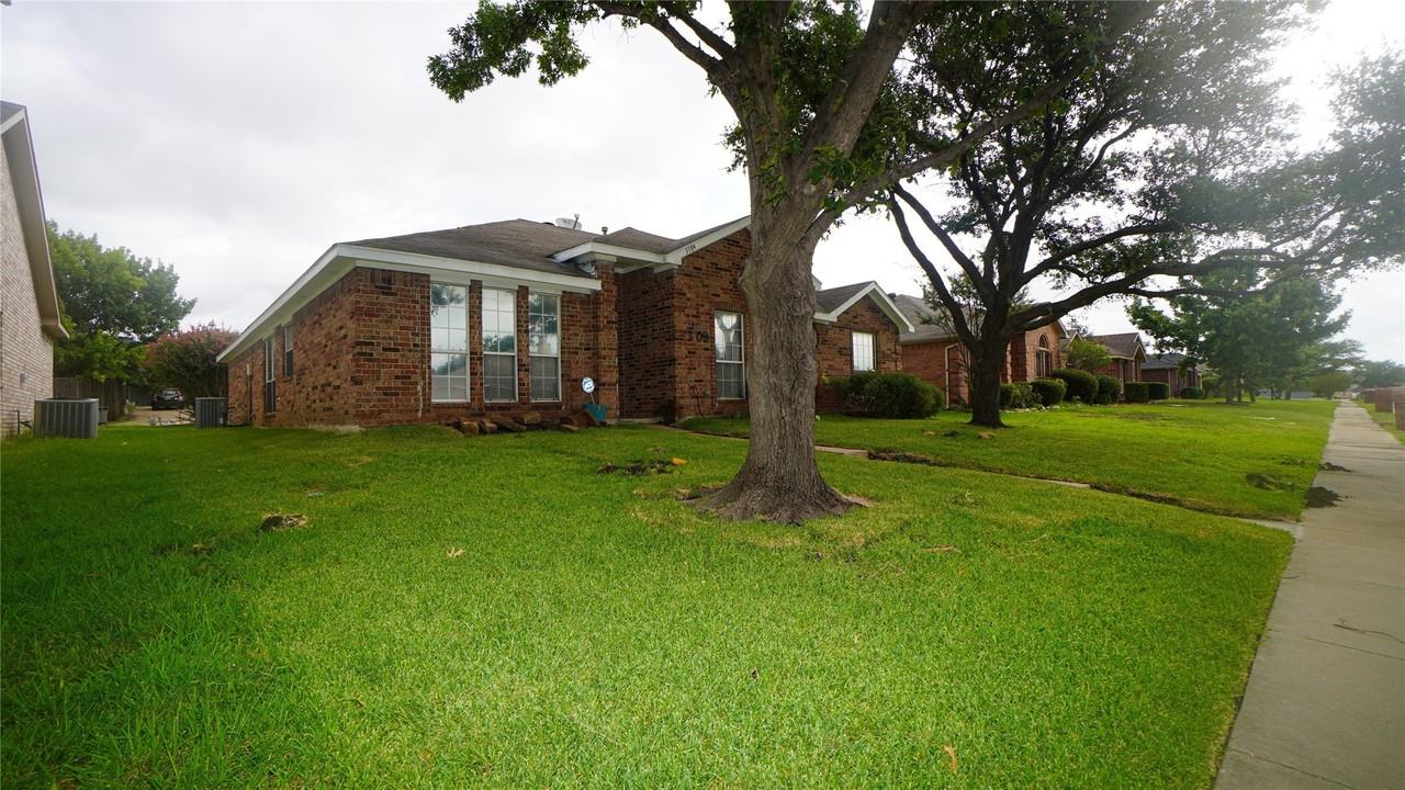 3109 Scott Dr - Photo 3 of 20