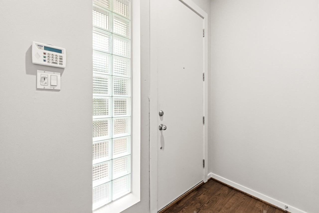 3925 Gilbert Ave #C - Photo 3 of 40