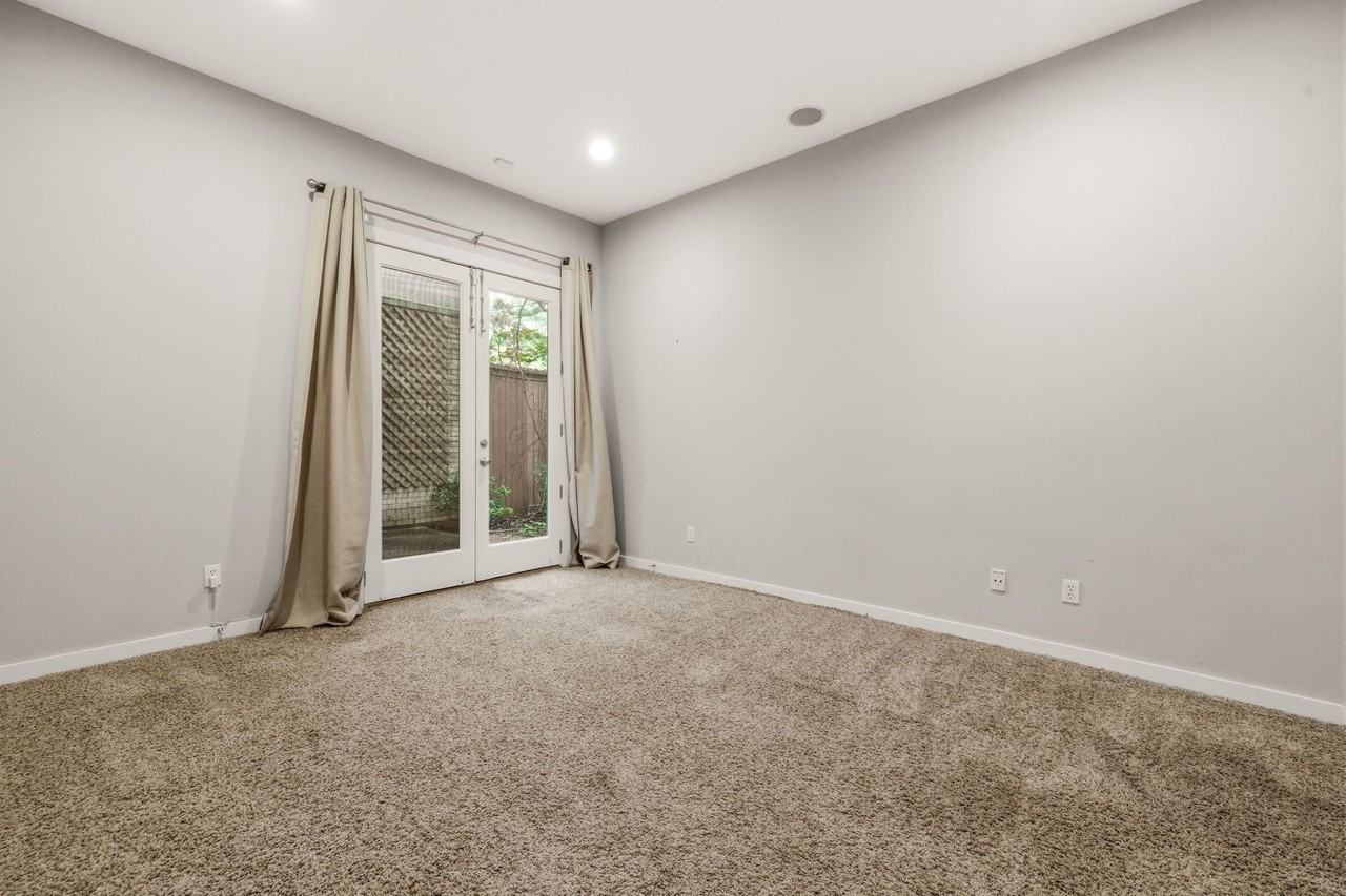 3925 Gilbert Ave #C - Photo 5 of 40