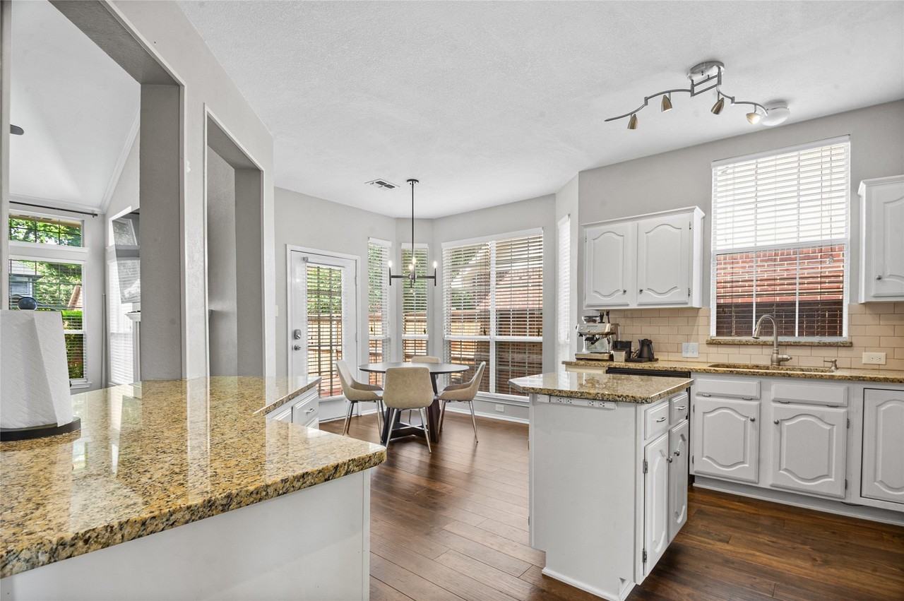 10800 Alexandria Dr - Photo 4 of 27