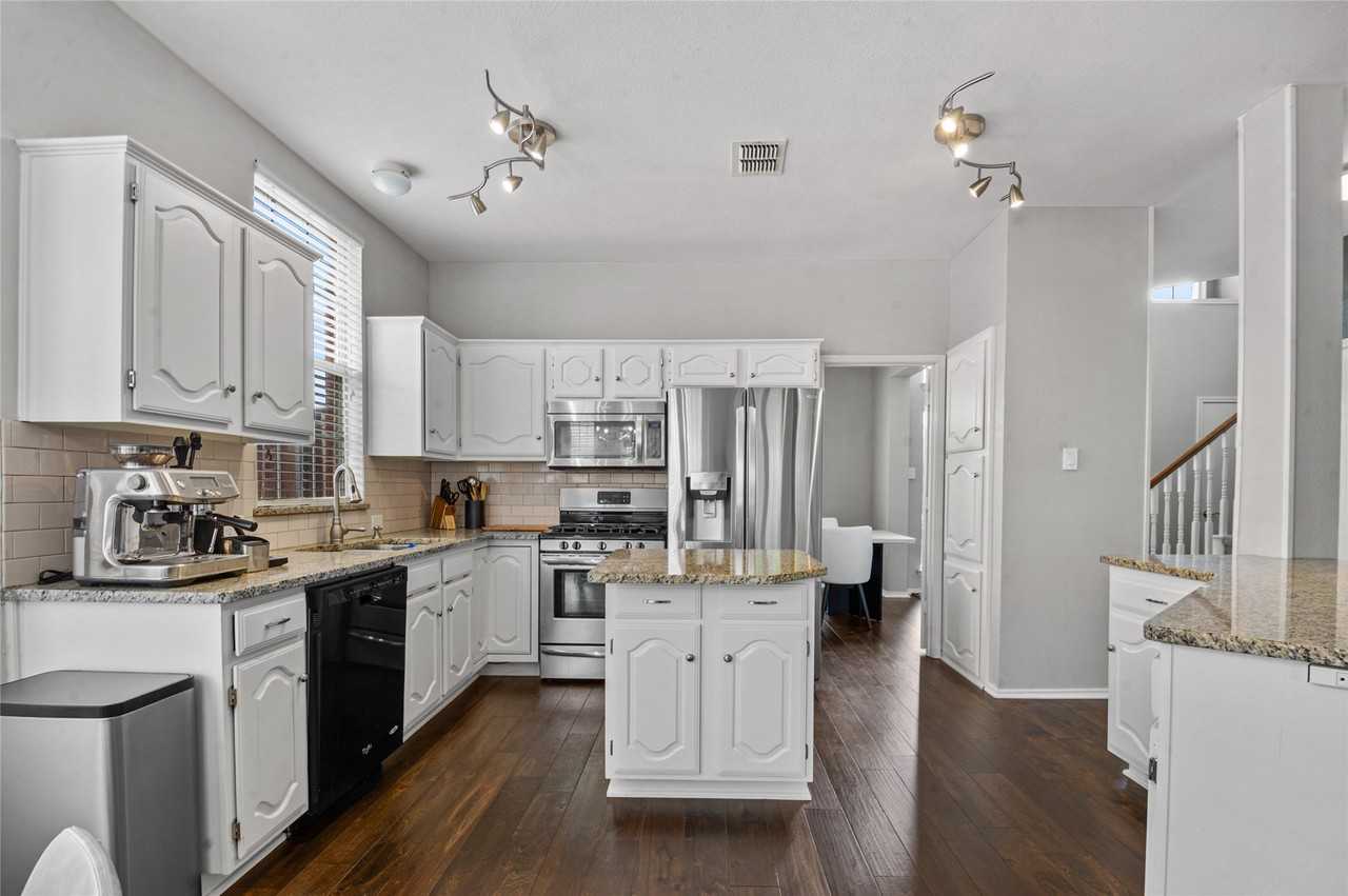 10800 Alexandria Dr - Photo 6 of 27