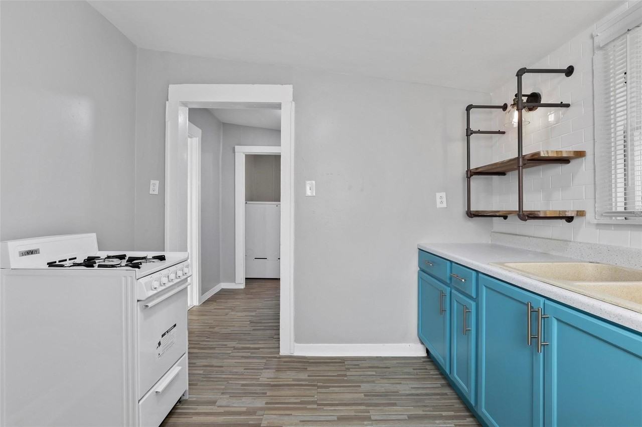 2821 Gladstone Dr - Photo 4 of 20