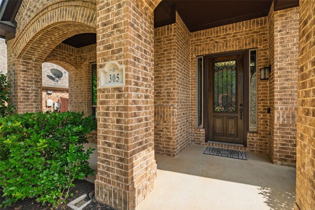 305 Dorset Ct - Photo 2 of 40