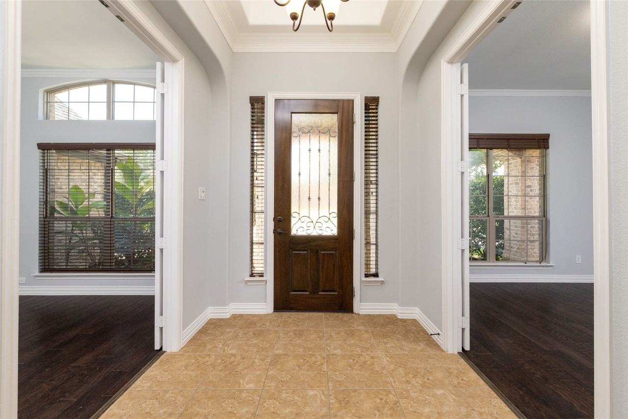 305 Dorset Ct - Photo 3 of 40