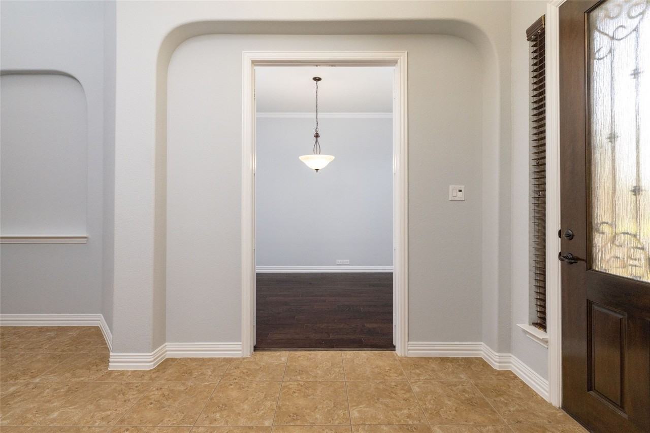 305 Dorset Ct - Photo 4 of 40