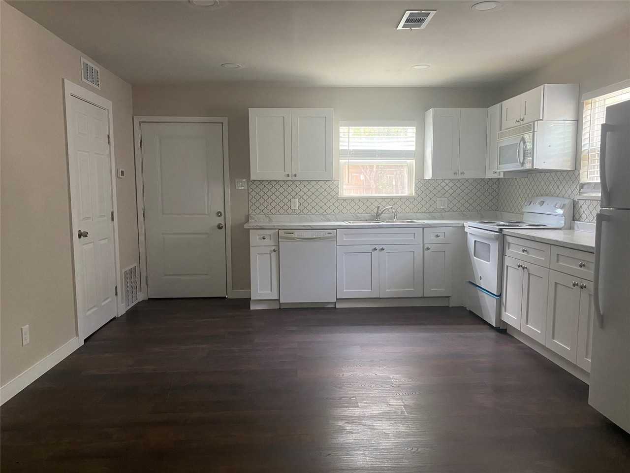 212 Washington St #B - Photo 6 of 19