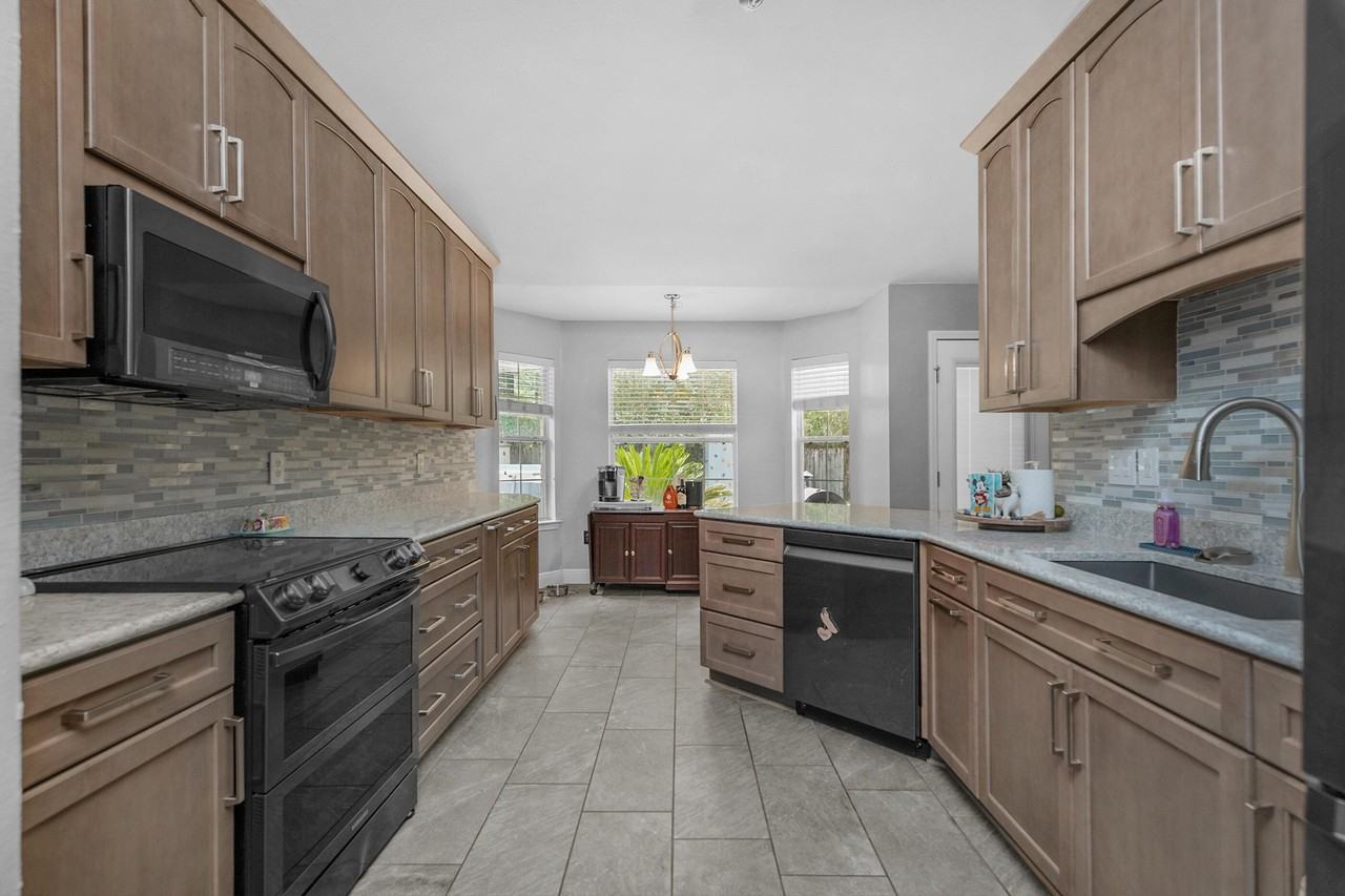 7017 Brighton Oaks Blvd - Photo 3 of 28