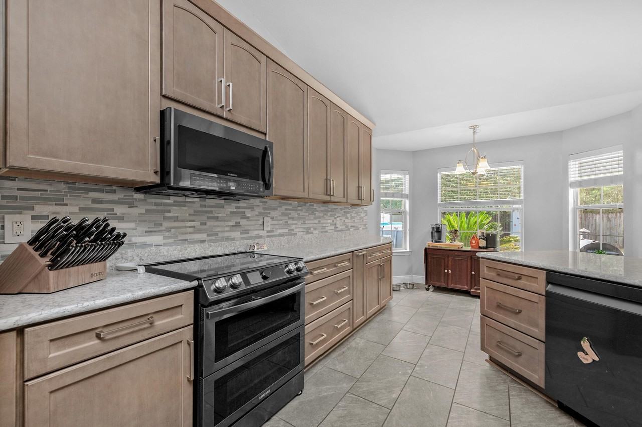 7017 Brighton Oaks Blvd - Photo 4 of 28