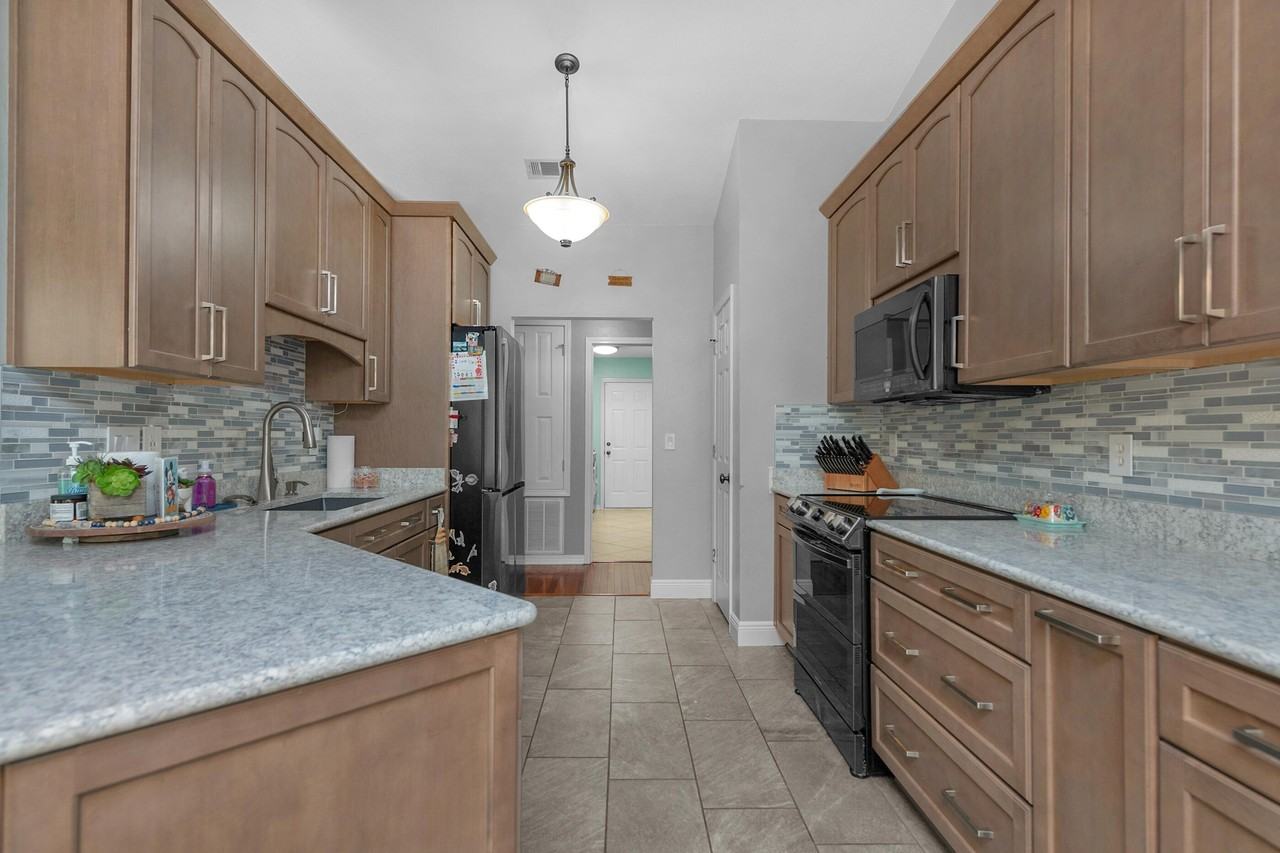 7017 Brighton Oaks Blvd - Photo 5 of 28
