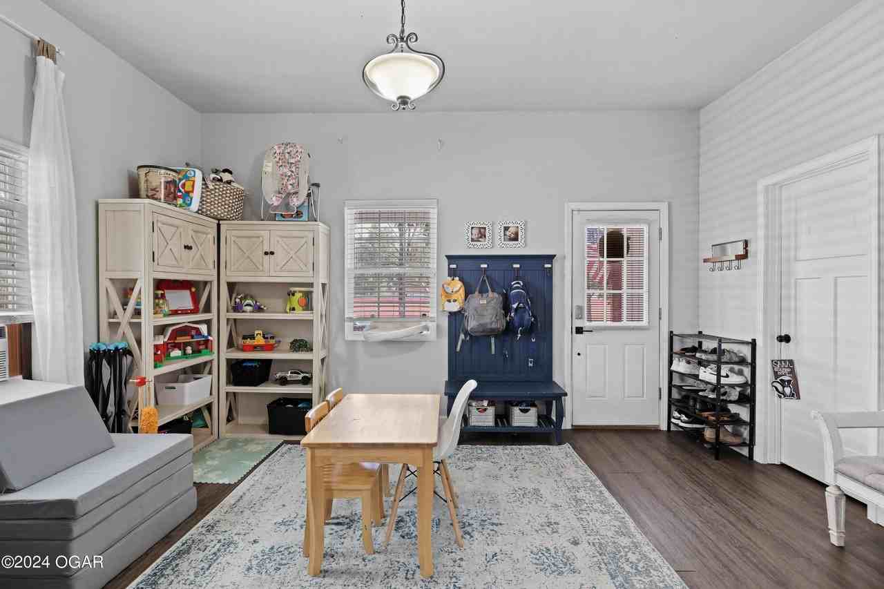 711 W Broadway St - Photo 5 of 34