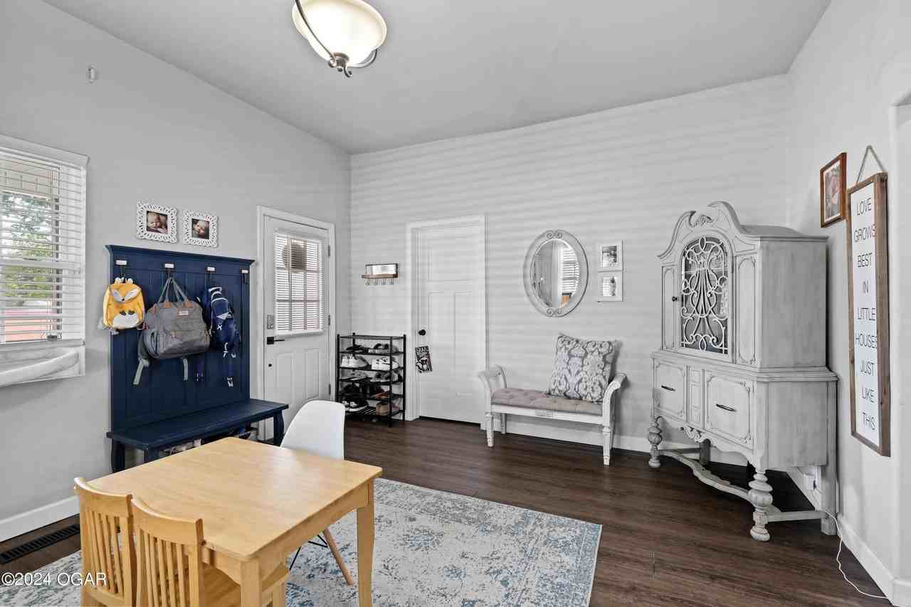 711 W Broadway St - Photo 7 of 34