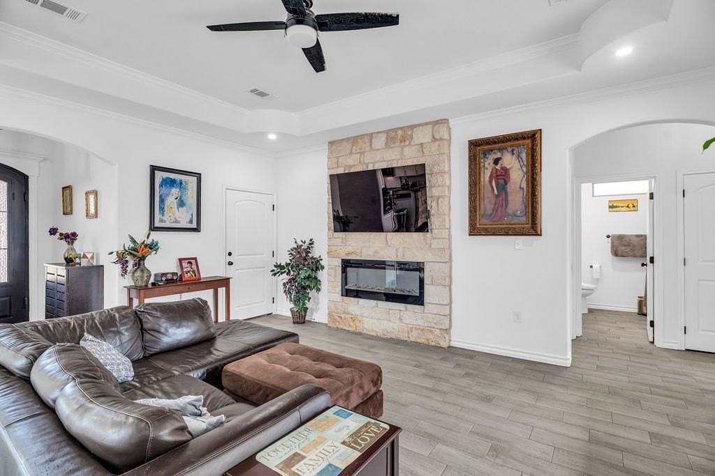 2403 Alamesa Dr - Photo 5 of 29