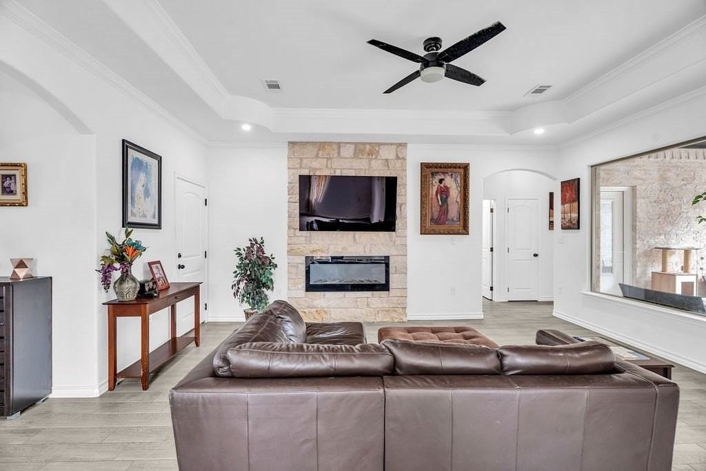 2403 Alamesa Dr - Photo 6 of 29