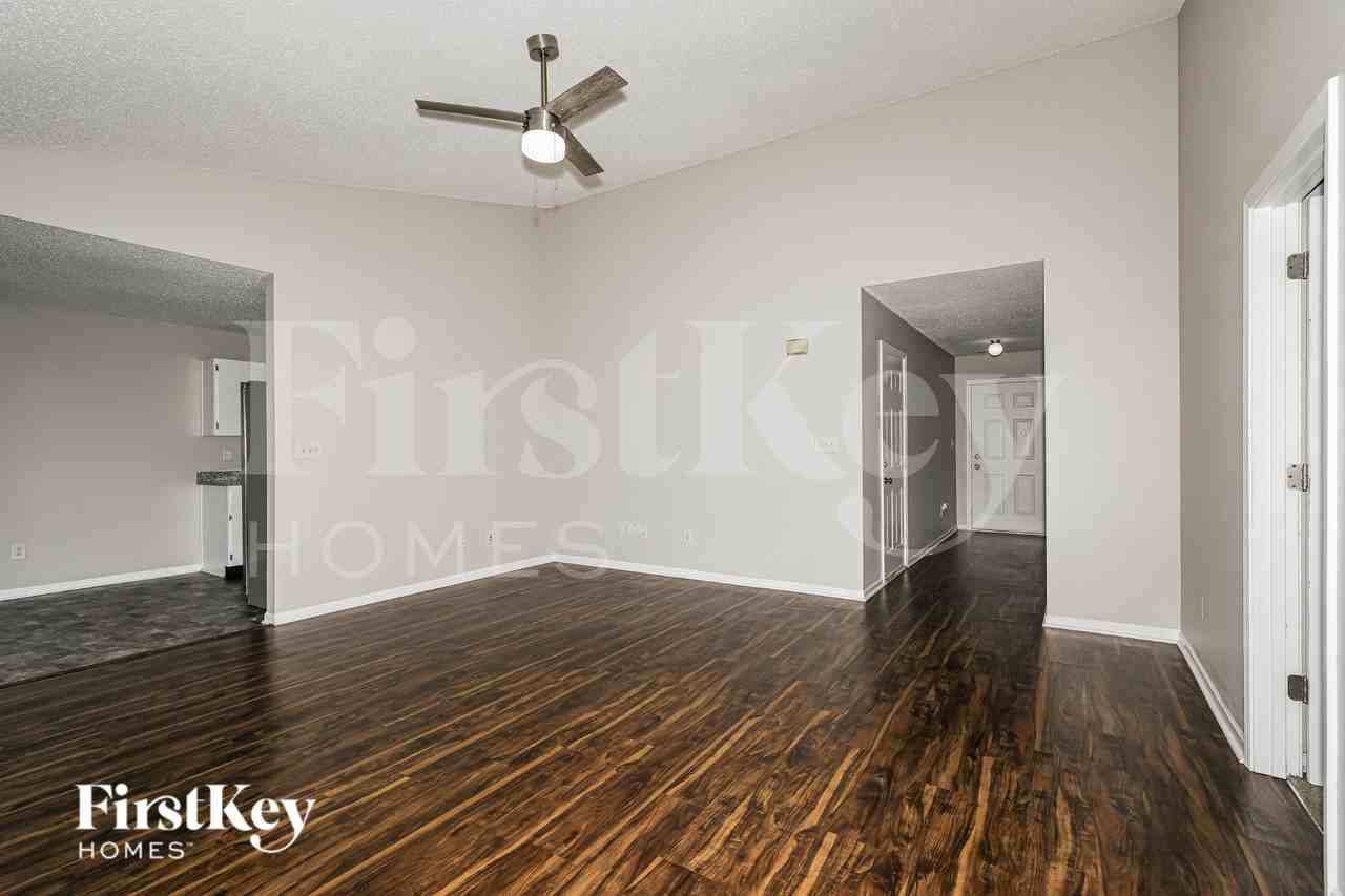9762 Trail Dr - Photo 4 of 19