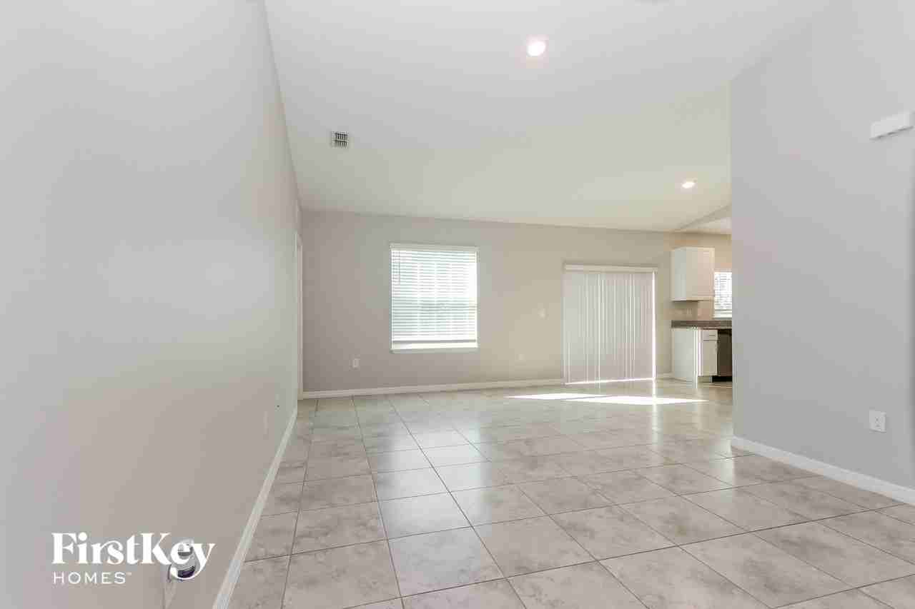 1810 Sw Effland Ave - Photo 4 of 15