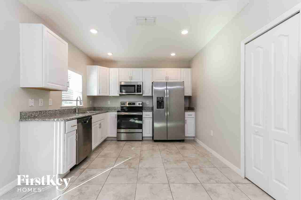 1810 Sw Effland Ave - Photo 7 of 15