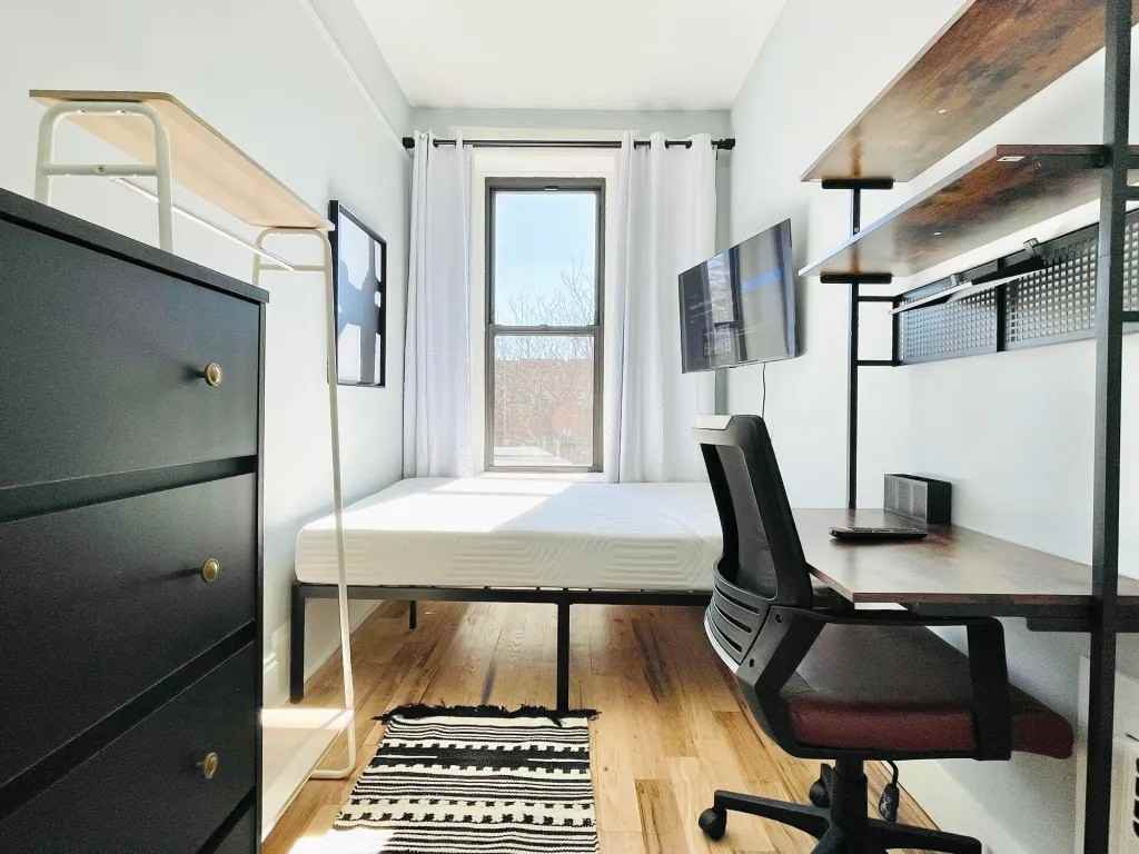 Private Bedroom in 4 Bedroom/1 Bathroom Home - Photo 4 of 9