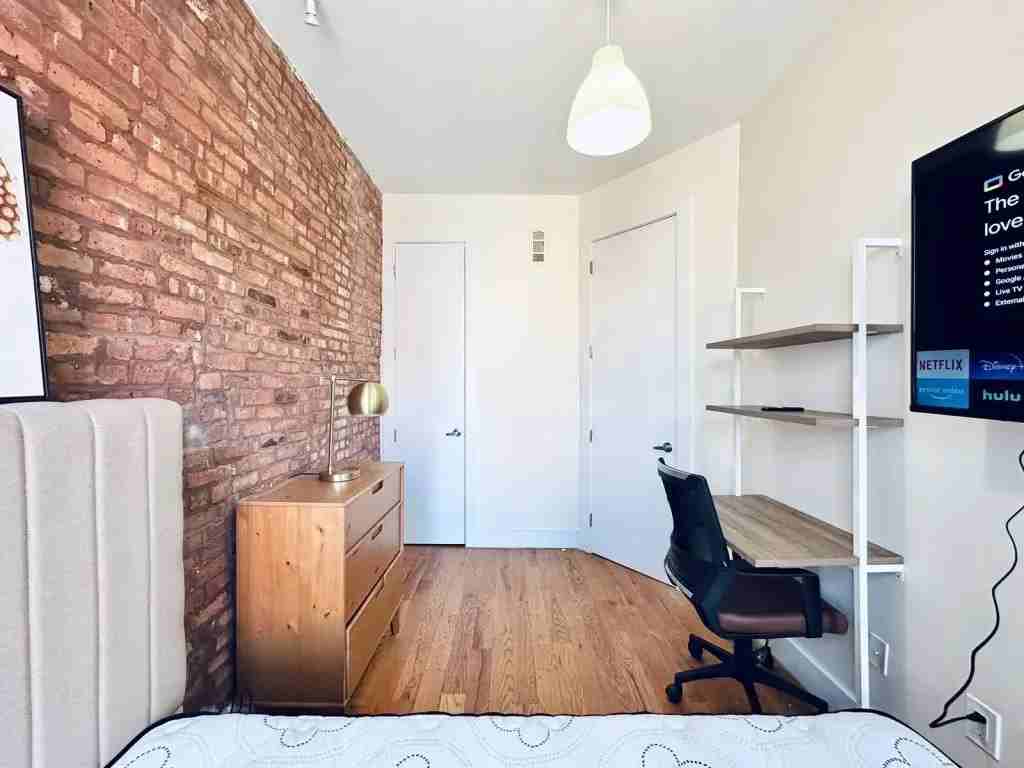 Private Bedroom in 5 Bedroom/2 Bathroom Home - Photo 3 of 9