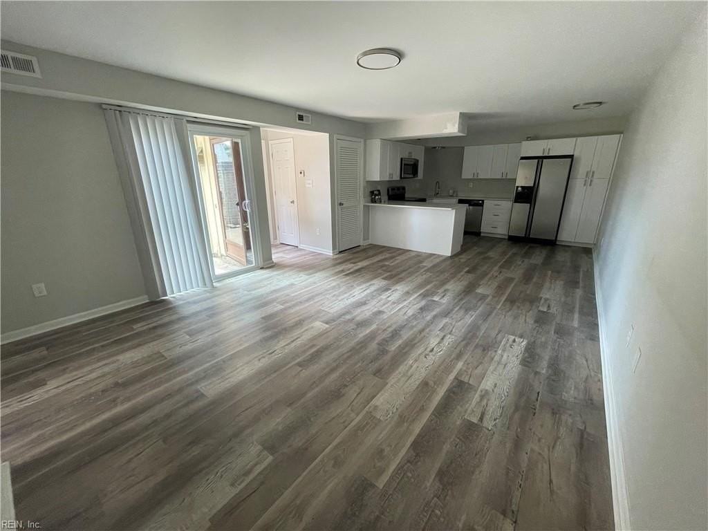 1024 Lands End Way - Photo 3 of 15