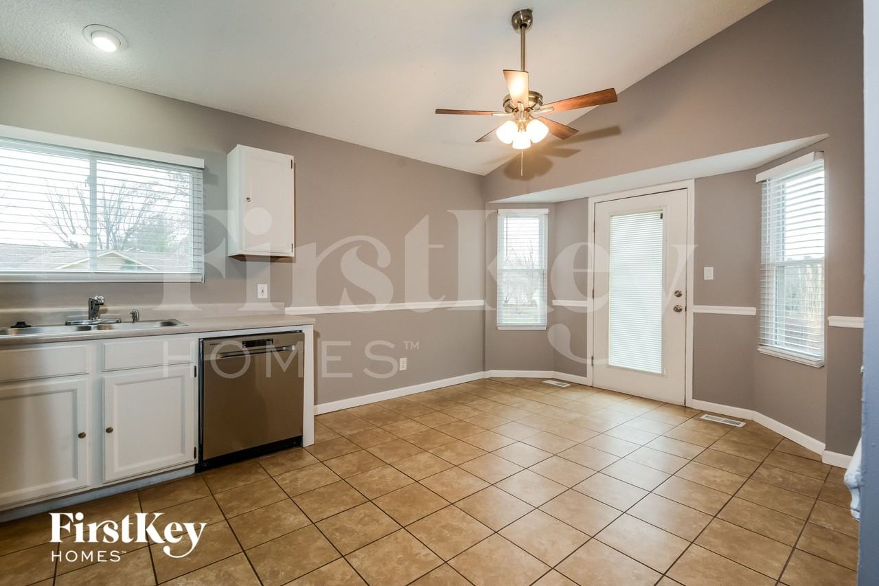 700 Fernwood Ter - Photo 5 of 18