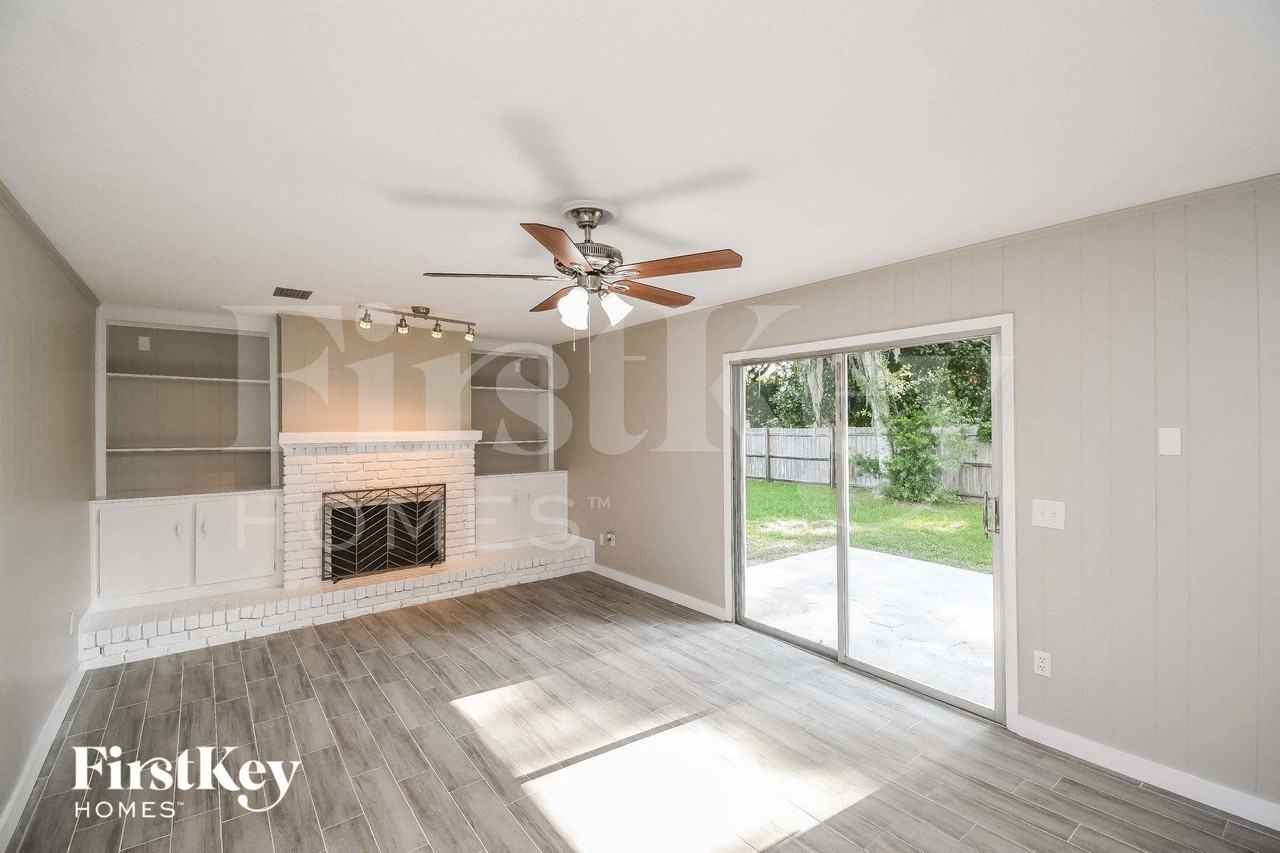1010 Anna Ave - Photo 3 of 15