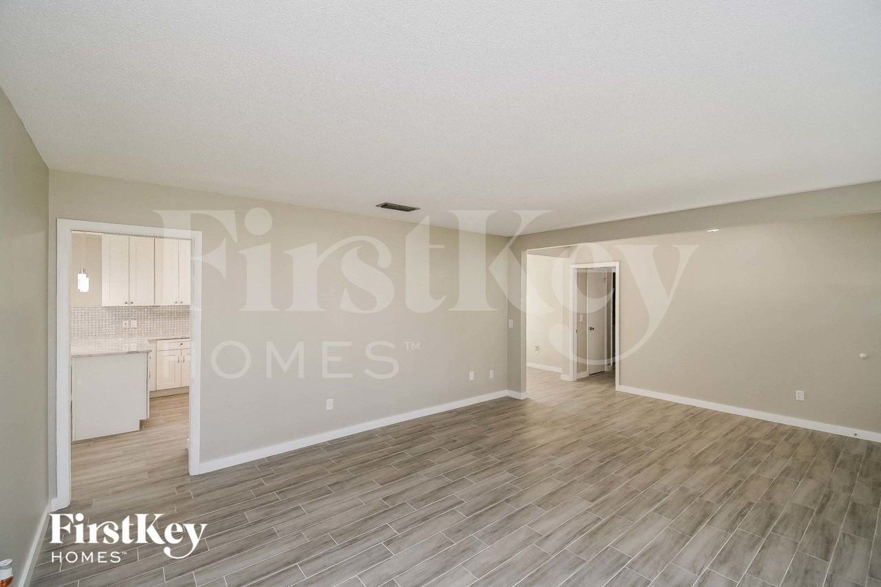 1010 Anna Ave - Photo 4 of 15