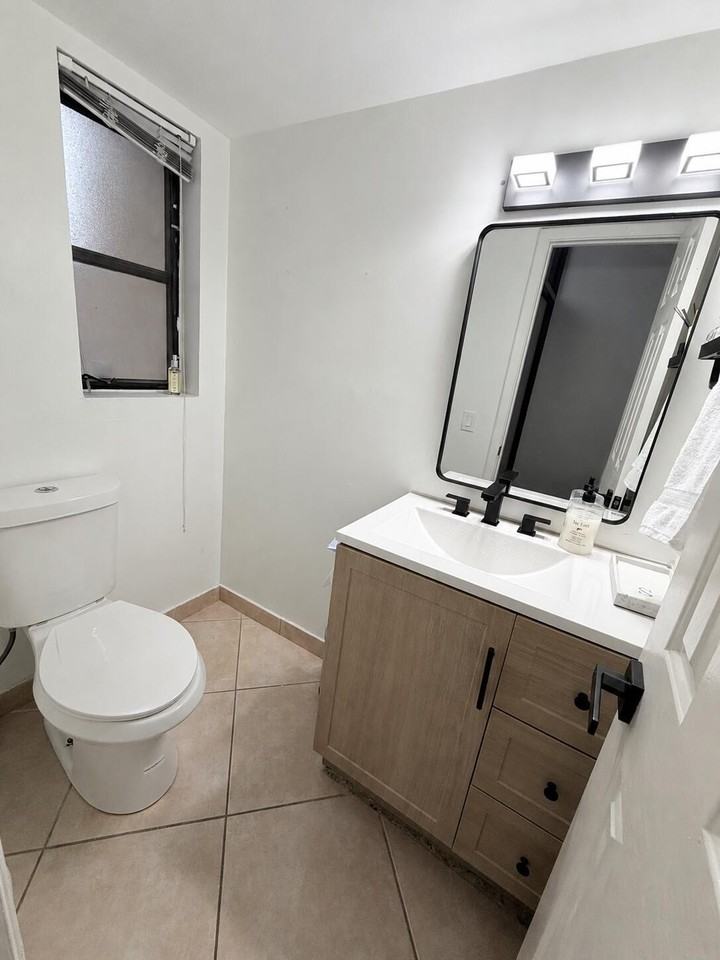 4823 Nw 9th Ave - Photo 3 of 6