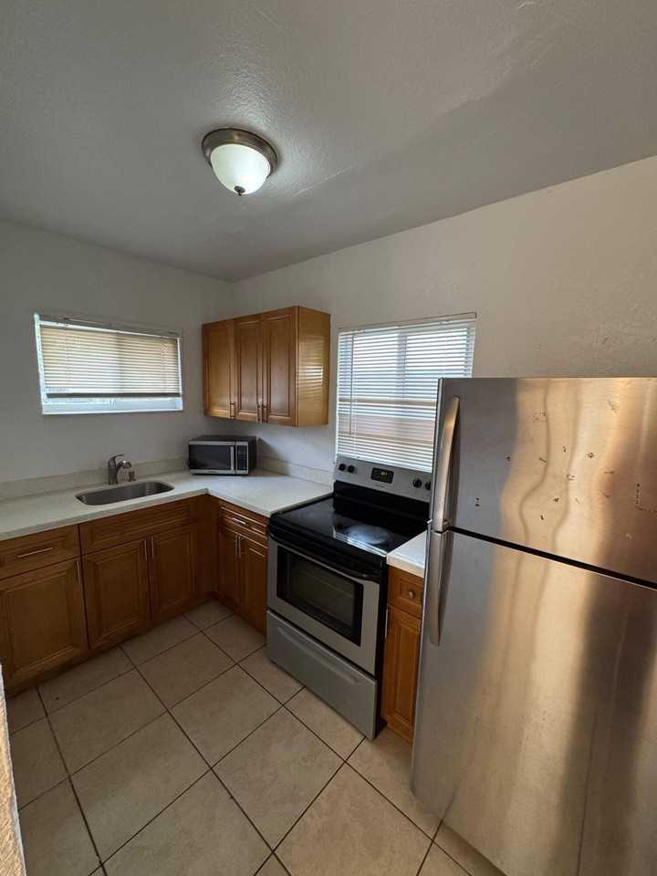 1960 Sw 41st Ave #6A - Photo 3 of 7