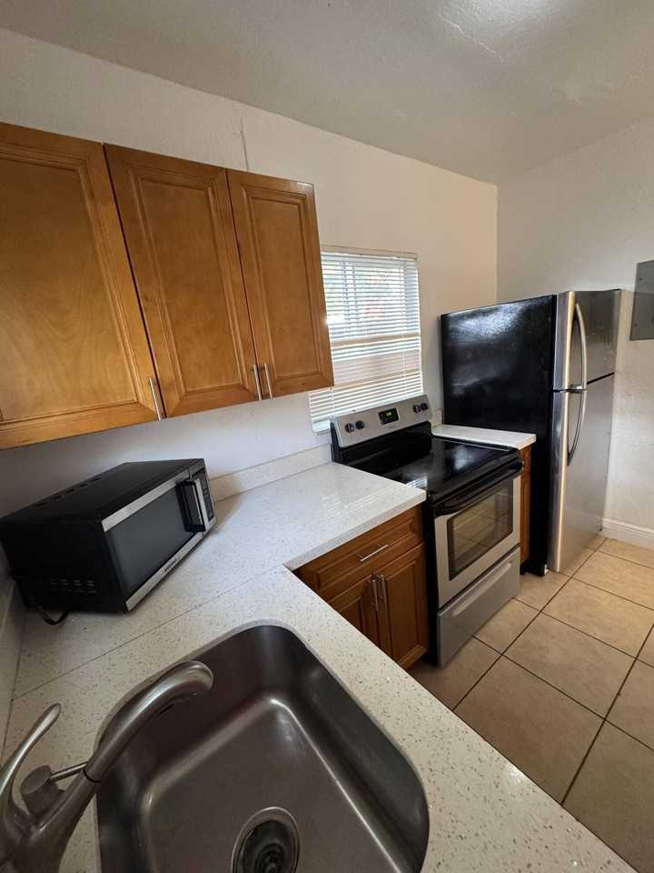 1960 Sw 41st Ave #6A - Photo 4 of 7