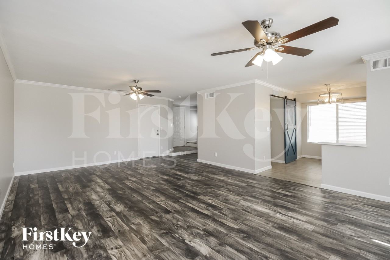 5359 E Elmwood St - Photo 4 of 18