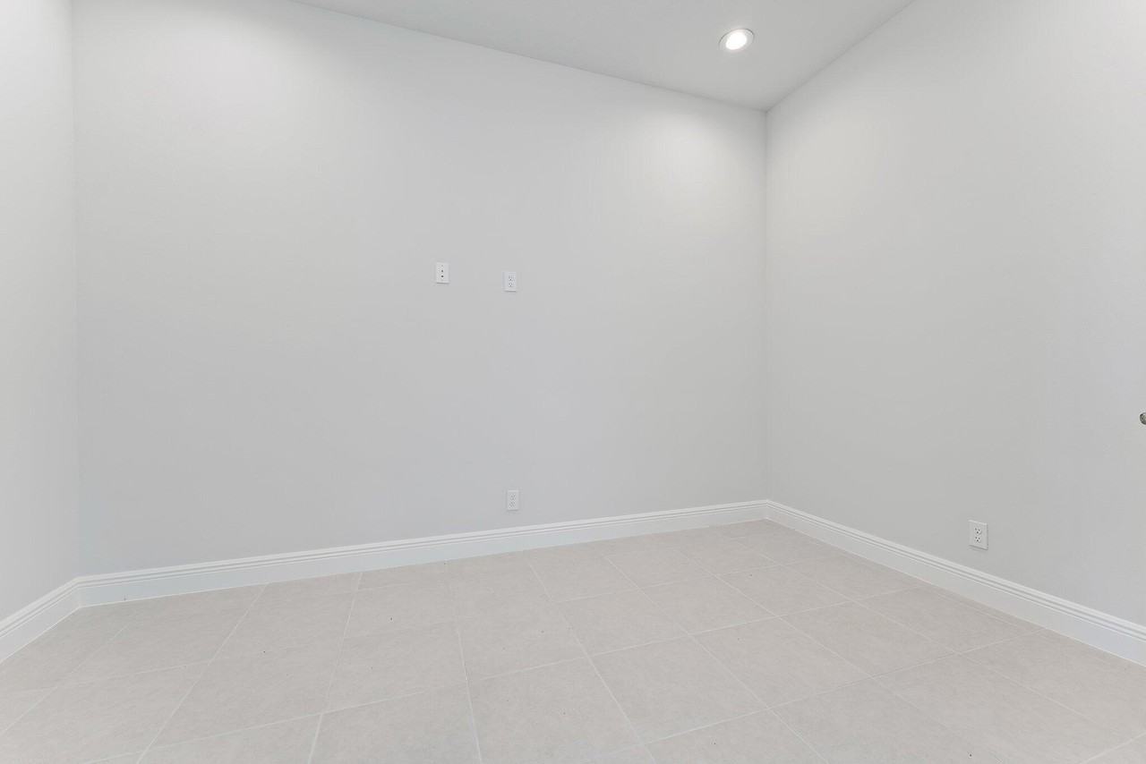 12550 Nautilus Cir - Photo 4 of 50