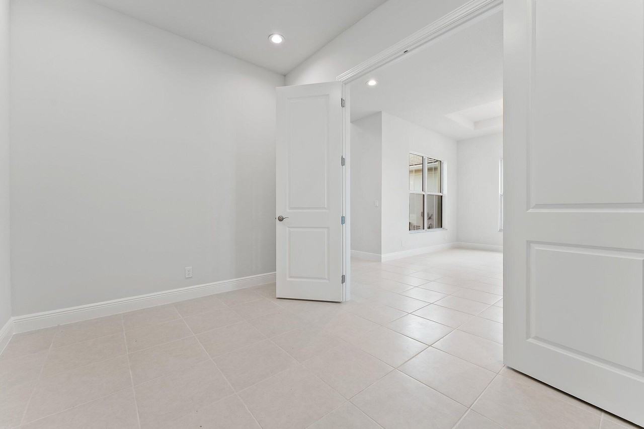 12550 Nautilus Cir - Photo 5 of 50