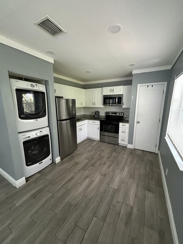 1435 Sw 24th Ct #B - Photo 2 of 12