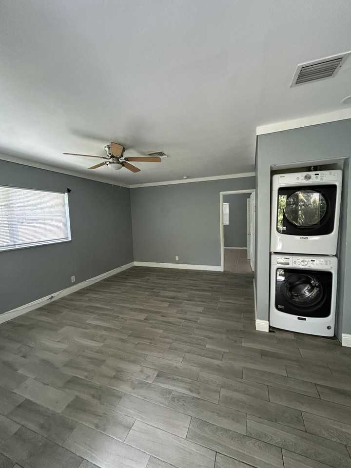 1435 Sw 24th Ct #B - Photo 3 of 12