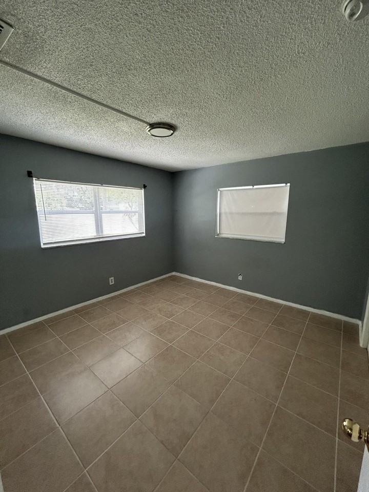 1435 Sw 24th Ct #B - Photo 7 of 12