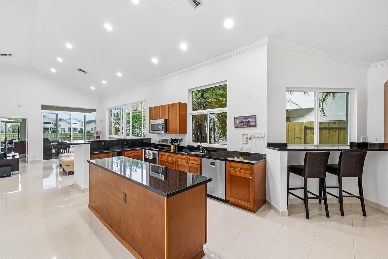 2469 Nw 66th Dr - Photo 4 of 32