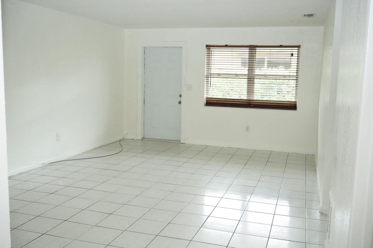 1561 Ne 109th St - Photo 5 of 22