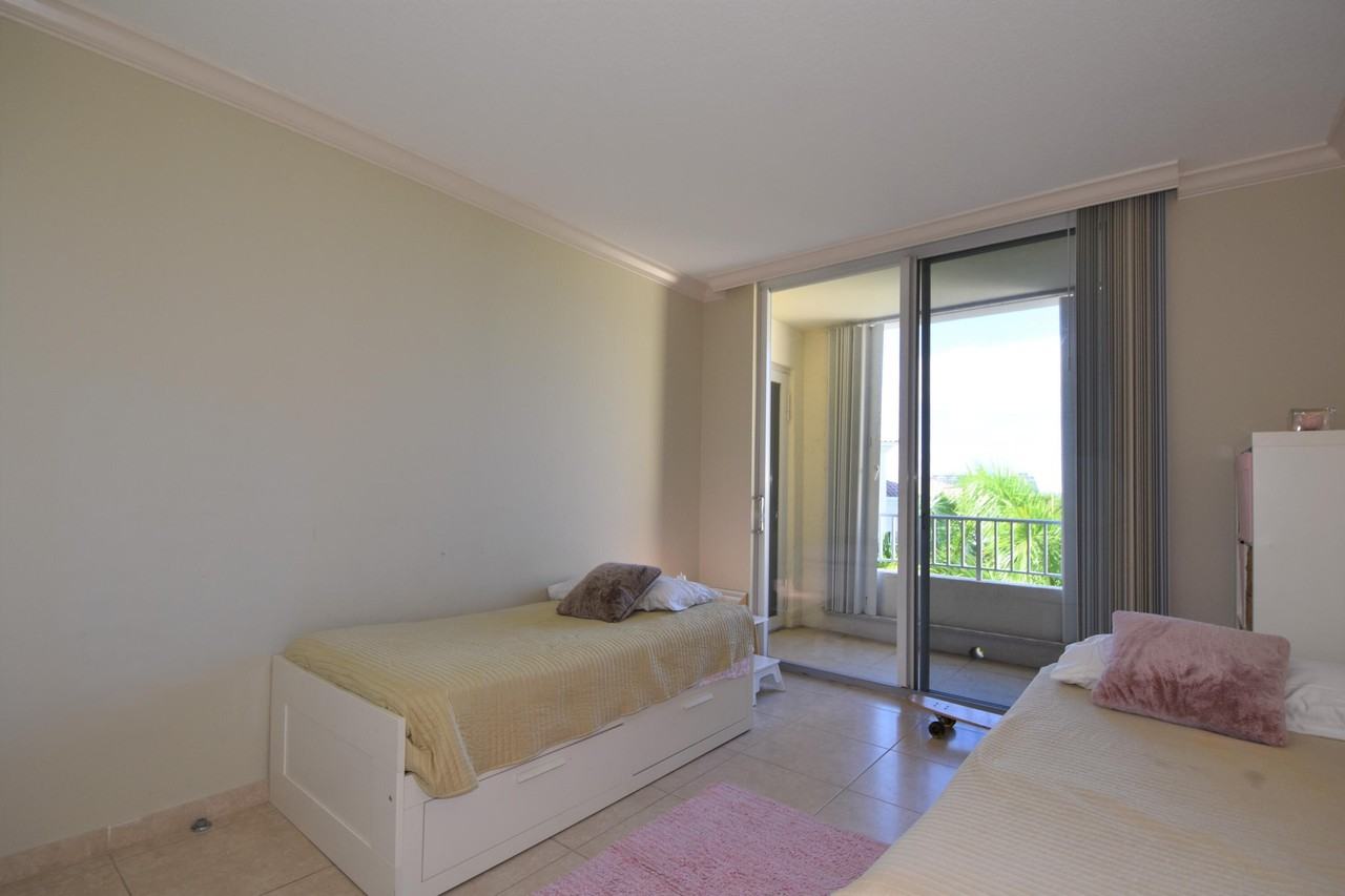 707 Crandon Blvd #PH8 - Photo 4 of 42