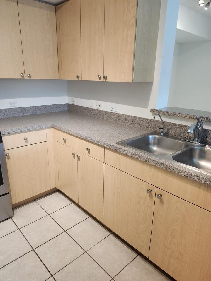 1009 Villa Ln - Photo 4 of 16