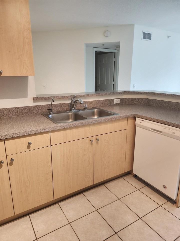 1009 Villa Ln - Photo 5 of 16
