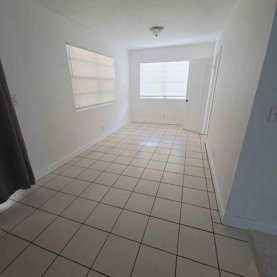 160 Nw 15th Pl - Photo 3 of 9