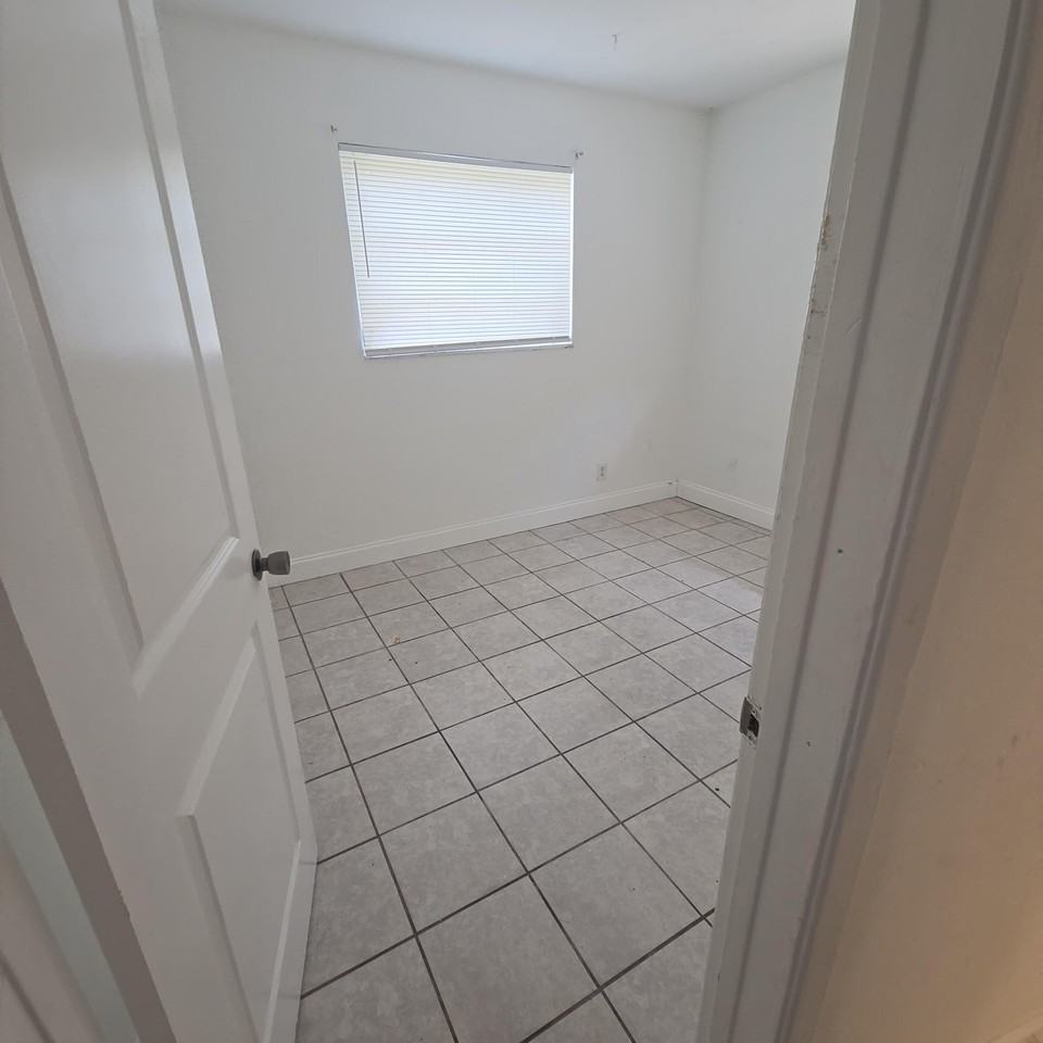 160 Nw 15th Pl - Photo 4 of 9