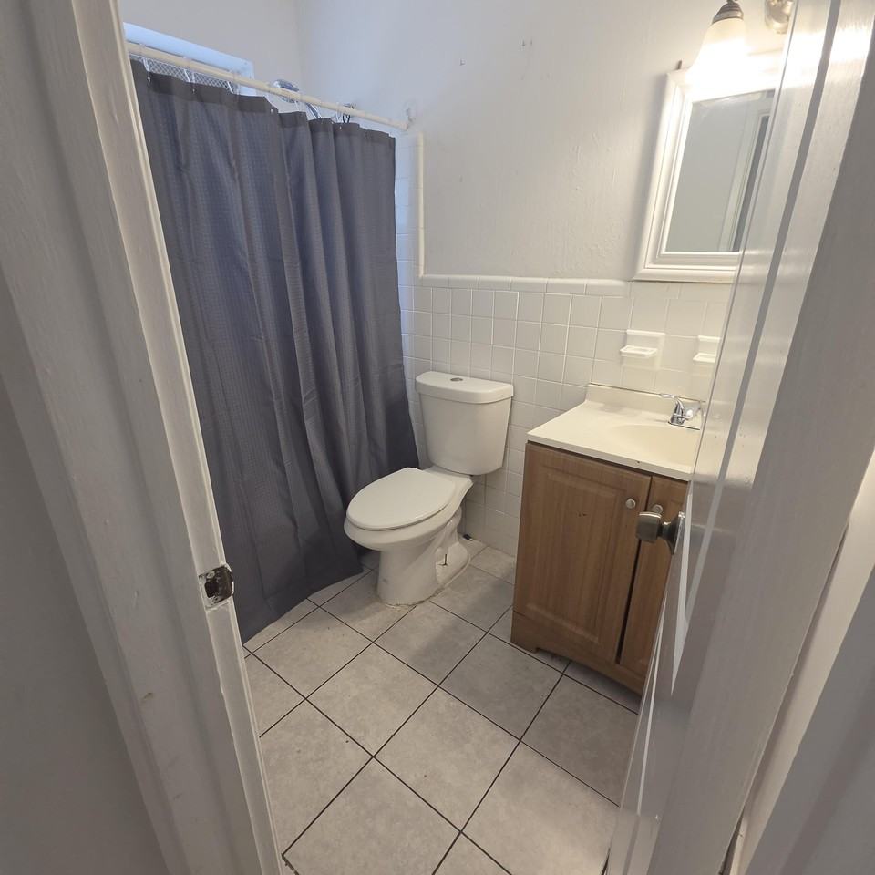 160 Nw 15th Pl - Photo 6 of 9