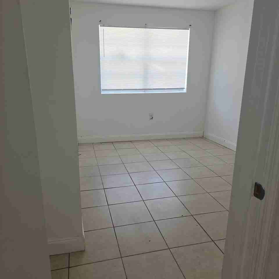 160 Nw 15th Pl - Photo 7 of 9