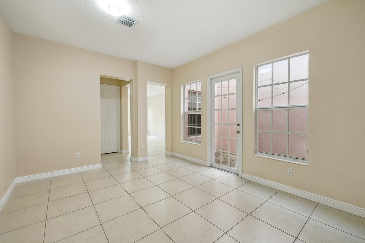 810 Nw 83rd Ln - Photo 5 of 30