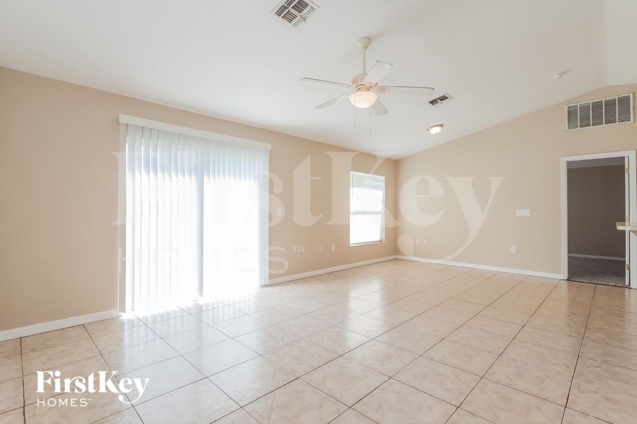8189 Oakhurst Blvd - Photo 2 of 17